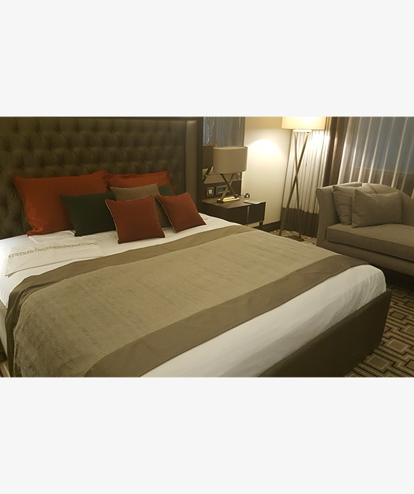 SHERATON  PILLOWS & BEDTHROW